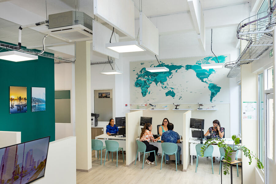 L'agence Ratere, avec sa carte du monde au mur